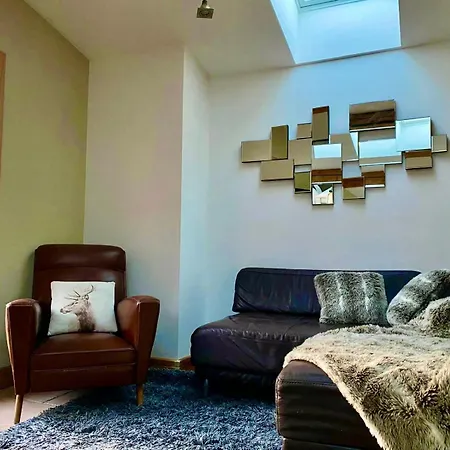 Апарт-готель The Castle, 10 Bedroom Chalet, Centre *