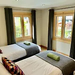 The Castle, 10 Bedroom Chalet, Centre 公寓式酒店 *