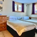 The Castle, 10 Bedroom Chalet, Centre 公寓式酒店
