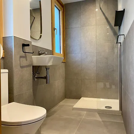 מלון דירות The Castle, 10 Bedroom Chalet, Centre