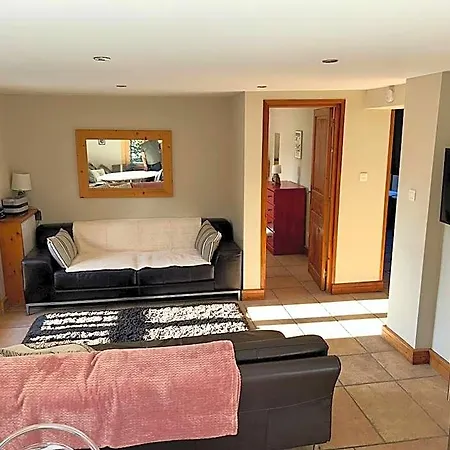 מלון דירות The Castle, 10 Bedroom Chalet, Centre