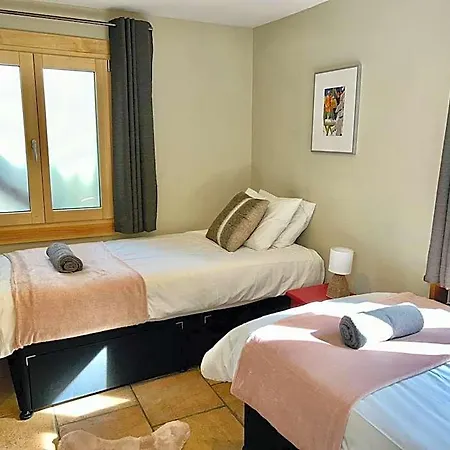 The Castle, 10 Bedroom Chalet, Centre Apart-hotel