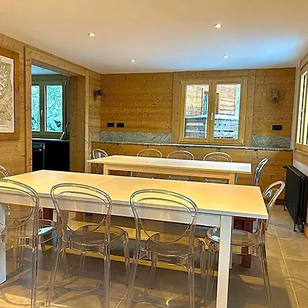 מלון דירות The Castle, 10 Bedroom Chalet, Centre *