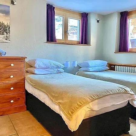 The Castle, 10 Bedroom Chalet, Centre Apart-hotel